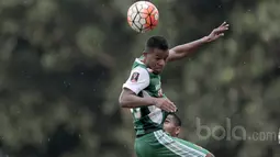 Aksi Manahati Lestusen membuang bola dari kejaran pemain Persija Jakarta, Ramdani Lestaluhu pada laga uji coba di GOR Ahmad Yani, Cilangkap, Minggu (9/4/2017). PS TNI bermain imbang lawan Persija. (Bola.com/Nicklas Hanoatubun)