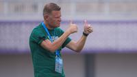 Pelatih kepala Persebaya Surabaya, Josep Gombau Balague memberikan gestur jempol pada laga lanjutan BRI Liga 1 2023/2024 antara Dewa United melawan Persebaya Surabaya di Indomilk Arena, Tangerang, Sabtu (30/09/2023). (Bola.com/Bagaskara Lazuardi)