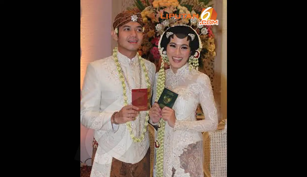 Pasangan selebriti Dude Harlino dan Alyssa Soebandono akhirnya resmi melepas masa lajang (Liputan6.com/Rini Suhartini)
