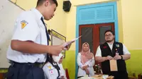Pelajar kelas VII SMP Negeri 2 Pare membacakan suratnya secara langsung dihadapan Bupati Kediri Hanindhito Himawan Pramana.