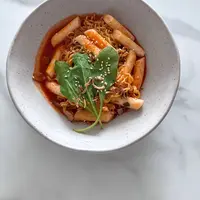 Rabokki juga dapat diolah menjadi menu camilan yang menyehatkan dengan menambahkan aneka sayuran. (Foto/dok: Pexels/Anya Dunes)