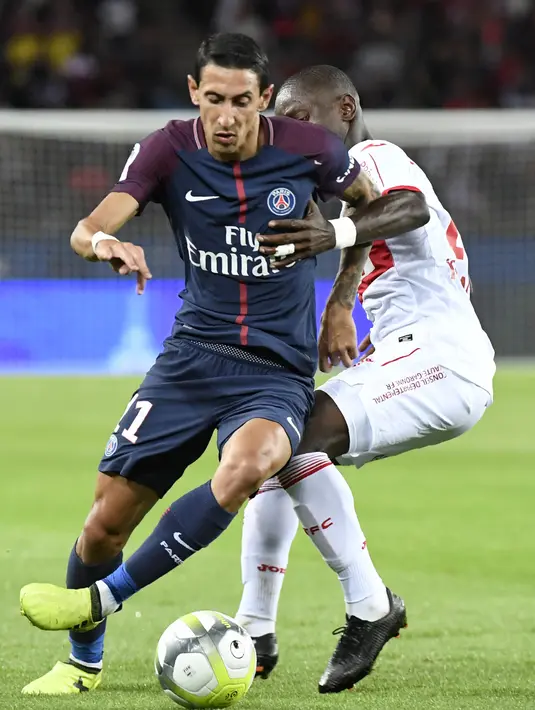 Striker PSG, Angel Di Maria, berusaha melewati pemain Toulouse pada laga Liga 1 Prancis, di Stadion Parc des Princes, Senin (21/8/2017). PSG menang 6-2 atas Toulouse. (AFP/bertrand Guay)