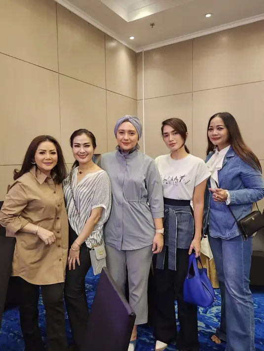 Ussy juga hadir mengenakan atasan putih t shirt dipadukan obi denim dan celana hitamnya. @viona_rosalina.