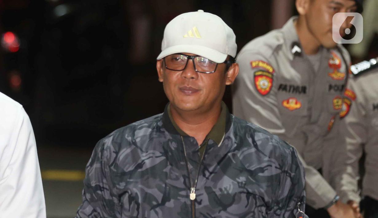 Selain bupati, KPK juga turut menangkap sejumlah pihak lain. Tampak dalam foto, Bupati Lampung Tengah, Ardito Wijaya saat tiba di Gedung Merah Putih Komisi Pemberantasan Korupsi (KPK), Jakarta, Rabu (10/12/2025). (Liputan6.com/Helmi Fithriansyah)