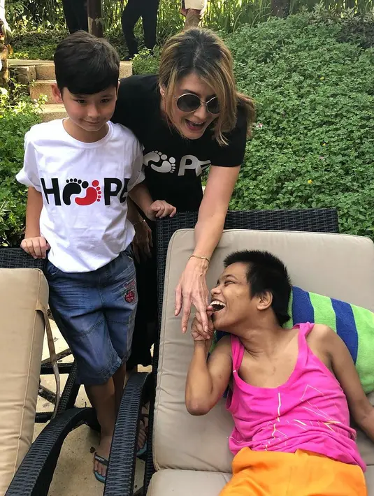 Ia tampak menghabiskan waktu dengan penyandang difabel dan orang-orang kurang beruntung. Ternyata Tamara dipercaya menjadi jadi ambassador dari Yayasan Soleman Indonesia. (Foto: instagram.com/tamarableszynskiofficial)