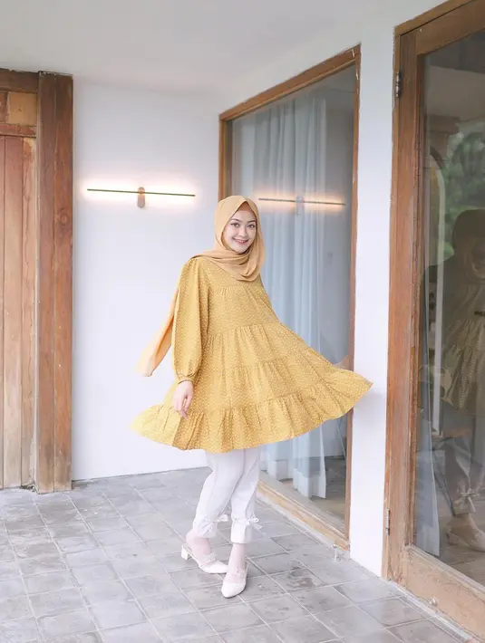 Outfit kuning tua yang dipakai Saritiw kian membuatnya terlihat feminin. Tak heran banyak yang terinspirasi dengan gaya OOTD Saritiw dengan outfit seperti di foto. Aura kecantikan Saritiw kian terlihat saja saat tampil menawan dengan outfit kuning dan oranye. (Liputan6.com/IG/@saritiw)