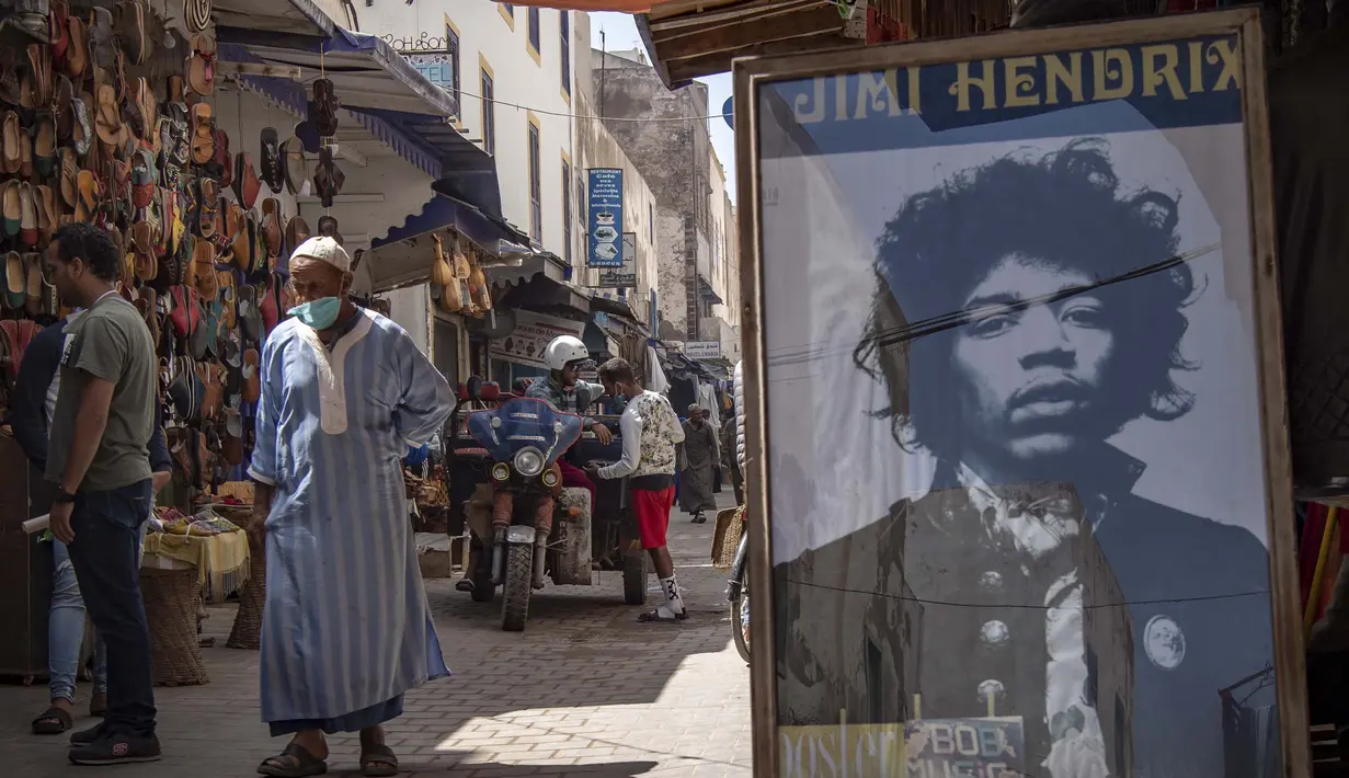 Sebuah poster gitaris AS Jimi Hendrix terlihat di kota pesisir Maroko Essaouira pada 10 September 2020. Tidak ada lagu atau foto yang dirilis dari perjalanan sang ikon di Diabat, tetapi mitos yang tak terhitung jumlahnya seakan menjadi cerita rakyat di sana. (AFP/Fadel Senna)