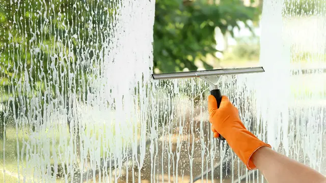 Pasti Kinclong, Begini Langkah Mudah Membersihkan Jendela Rumah yang Sudah Buram dan Dekil