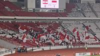 Suporter Timnas Indonesia U-22 yang berada di tribune utara SUGBK, La Grande Indonesia, masih semangat bernyanyi saat mendukung Tim Garuda Muda menghadapi Lebanon dalam laga uji coba di Stadion Utama Gelora Bung Karno (SUGBK) Senayan, Jakarta, Minggu (16/4/2023) malam WIB.(Bola.com/Muhammad Adi Yaksa)