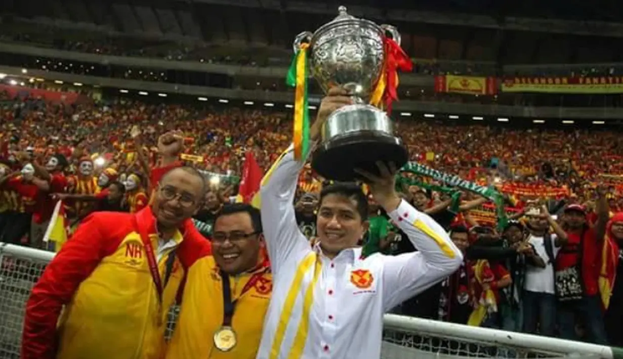 Menteri Besar Selangor berpose dengan trofi juara Piala Malaysia di depan Bonek. (Twitter)