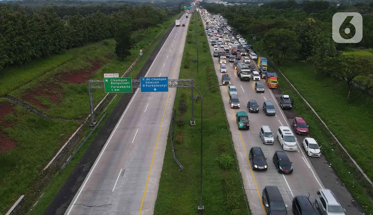 <p>Sejumlah kendaraan melintas di Ruas tol Cikopo Palimanan, Jawa Barat, Kamis (28/4/2022) . Memasuki H-4 Lebaran 2022, volume jumlah kendaraan mengalami peningkatan hingga menyebabkan terjadinya kepadatan lalu lintas arus mudik. (Liputan6.com/Herman Zakharia)</p>