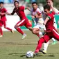 Pemain Timnas Indonesia U-19, Egy Maulana Vikri, melepaskan tendangan saat pertandingan melawan Brunei Darussalam pada laga Piala AFF U-18 di Stadion Thuwunna, Rabu (13/9/2017). Indonesia menang 8-0 atas Brunei Darussalam. (Liputan6.com/Yoppy Renato)