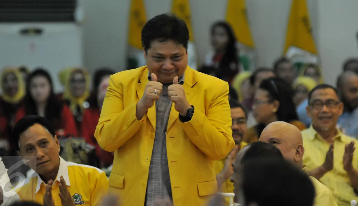 Bakal calon ketua umum Partai Golkar, Airlangga Hartarto mengacungkan dua jempol saat menghadiri kegiatan sosialisasi Panitia Pengarah Musyawarah Nasional Luar Biasa Partai Golkar di DPP Partai Golkar, Jakarta, Senin (2/5/2016). (Liputan6.com/Johan Tallo)