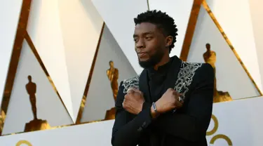 Aktor Chadwick Boseman berpose saat menghadiri Academy Awards ke-90 di Hollywood, California (4/3). Chadwick Boseman tiba mengenakan jas bertema Black Panther pada perhelatan Academy Awards atau Oscar 2018 tersebut. (AFP Photo/Valerie Macon)
