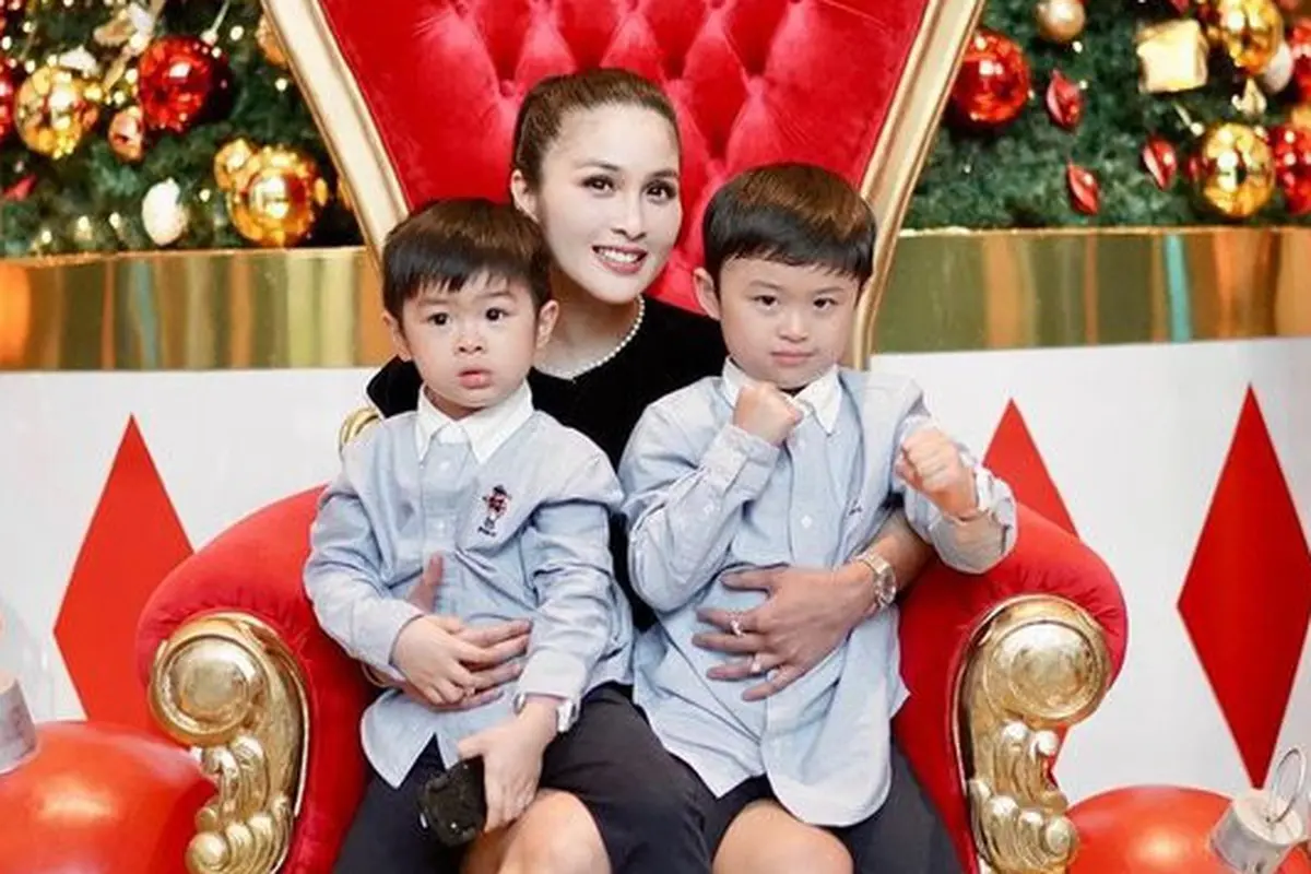 Sandra Dewi dan Chelsea Olivia pilih bantal yang nyaman agar kualitas tidur anak menjadi baik
