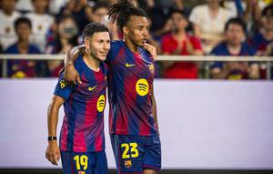 Roony Bardghji dan Jules Kounde dalam pertandingan pramusim Barcelona vs Vissel Kobe di Stadion Noevir Kobe, Minggu (27-7-2025). (Dok. X @FCBarcelona)