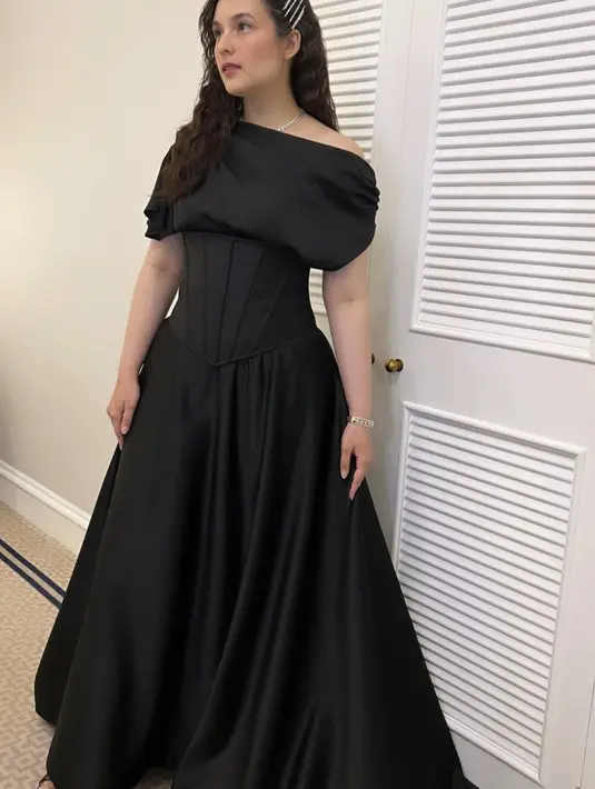 Chelsea Islan tampil dengan gaun hitam panjang one shoulder dari Jacob William. Dress pun menarik perhatian dengan detail korset. @chelseaislan.