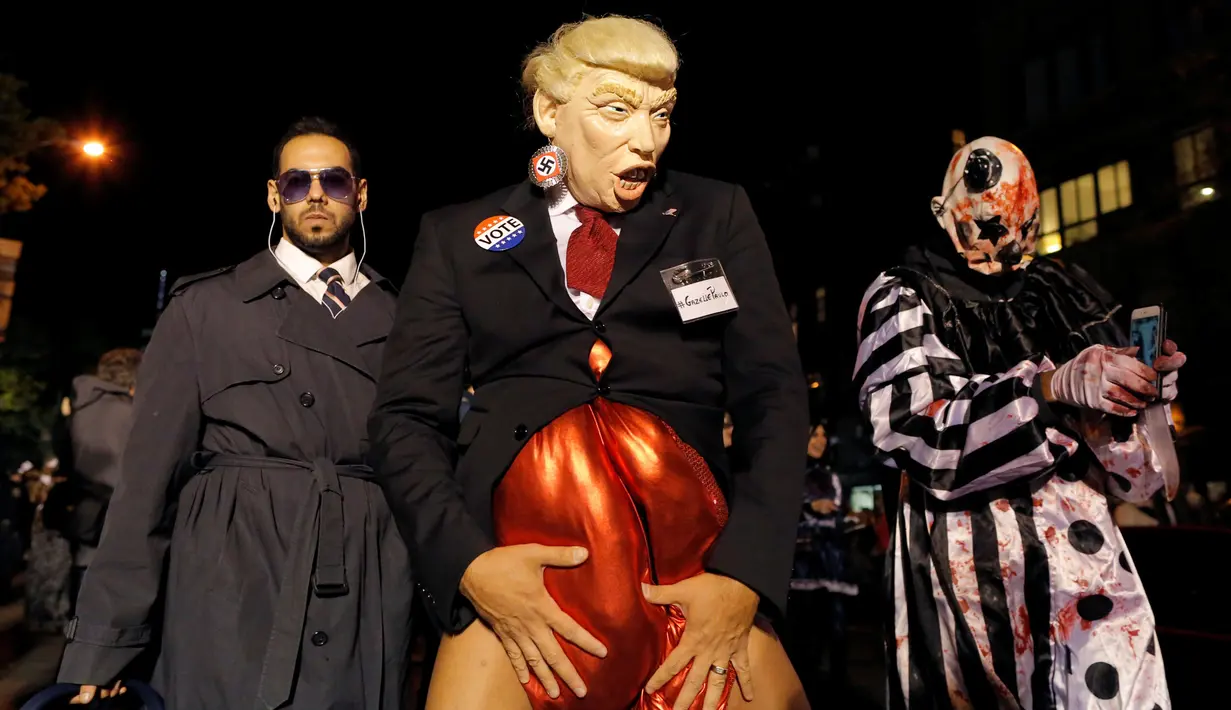 Seseorang berpakaian seperti calon presiden dari Partai Republik, Donald Trump saat mengikuti perayaan di Greenwich Village Halloween Parade di Manhattan, New York, AS (31/10). (Reuters/Andrew Kelly)
