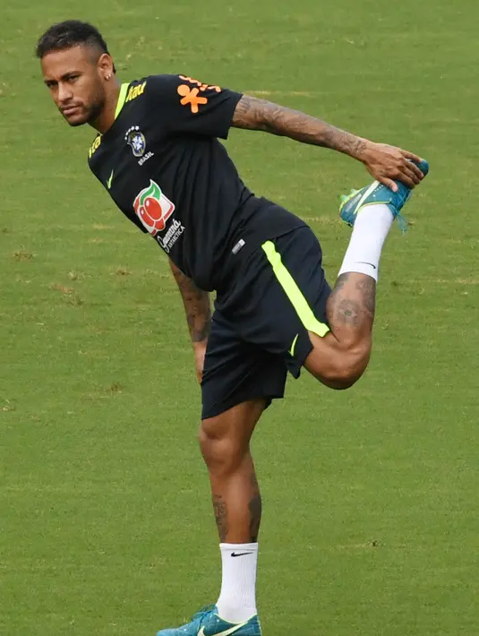 Striker Brasil, Neymar, saat mengikuti sesi latihan jelang laga kualifikasi piala dunia 2018 di Barranquilla, Kolombia, Senin (4/9/2017). Brasil akan berhadapan dengan Kolombia. (AFP/Luis Acosta)