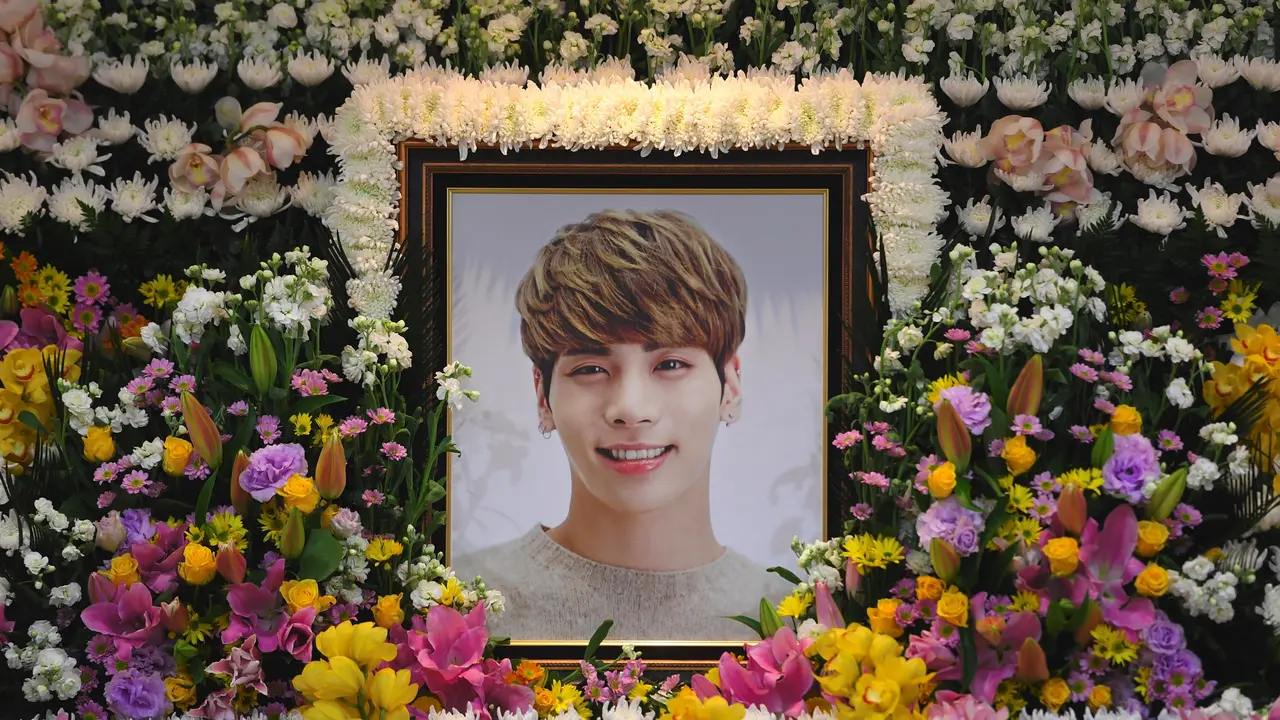 [Bintang] Jonghyun SHINee Meninggal Dunia, IU Mengaku Menyesal