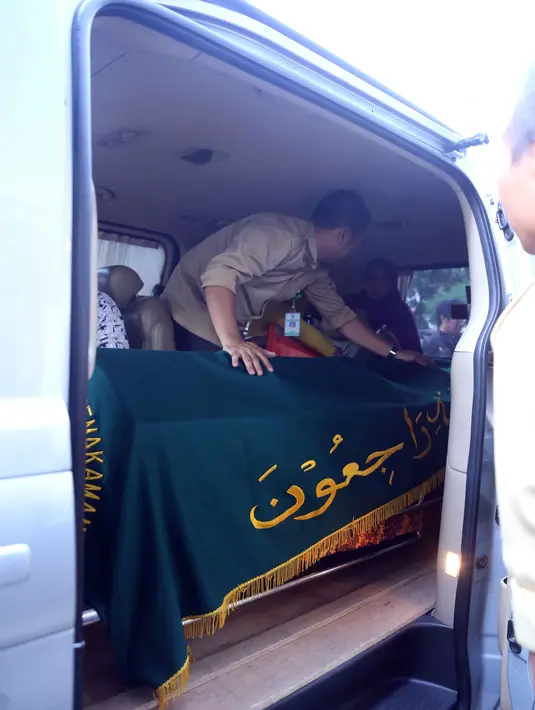 Komedian yang khas dengan jargon ‘Coy’-nya ini dinyatakan meninggal dunia pada siang hari ini dikarenakan penyakit kanker stadium 4 yang dideritanya. Sebelumnya memang menjalani perawatan di HCU. (Nurwahyunan/Bintang.com)