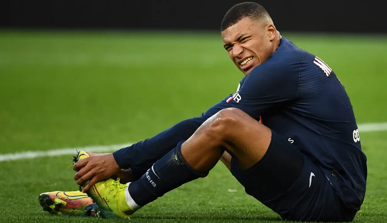 Reaksi pemain Paris Saint-Germain (PSG) Kylian Mbappe saat melawan Dijon pada pertandingan Liga Prancis di Parc des Princes, Paris, Prancis, Sabtu (29/2/2020). PSG menang 4-0, Mbappe mencetak dua gol dan satu assist. (FRANCK FIFE/AFP)