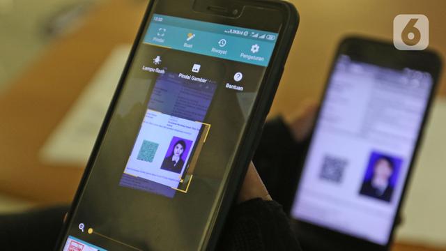 Petugas Periksa SIKM Penumpang di Bandara Soetta