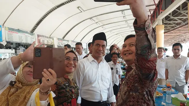 Usai dilantik oleh Presiden Joko Widodo (Jokowi) menjadi Menteri Pertanian pada Rabu pagi ini, Amran Sulaiman langsung meluncur ke Kantor Kementerian Pertanian (Kementan). Dia langsung disambut Wakil Menteri Pertanian Harvick Hasnul Qolbi.