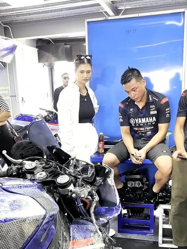 7 Momen Suami Atries Angel Usai Alami Crash di Mandalika, Motor Rusak Parah