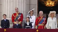 Kate Middleton bersama para anggota keluarga Kerajaan Inggris yang lain muncul di balkon Istana menyaksikan upacara tersebut dari jendela yang menghadap ke lapangan parade. (AP Photo/Alberto Pezzali)