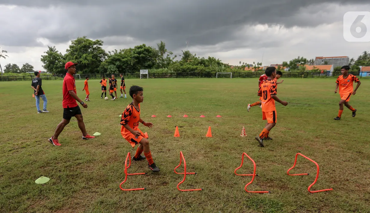 Pemain muda berlatih sepak bola di Stadion Ki Mawuk, Kabupaten Tangerang (21/01/2022). Guna mencetak bibit pemain sepak bola, Kabupaten Tangerang melalui Asosiasi PSSI menggelar kompetisi Tangerang Junior League (TJL) usia 13-17 tahun yang diikuti 28 sekolah sepak bola. (Liputan6.com/Fery Pradolo)