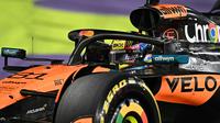 Pembalap McLaren, Oscar Piastri memacu mobilnya saat balapan Formula 1 GP Arab Saudi yang berlangsung di Sirkuit Jeddah Corniche, Arab Saudi, Minggu (20/04/2025) waktu setempat. (AFP/Gabriel Bouys)
