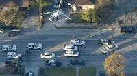 Helikopter diterjunkan mencari kendaraan tersangka penembakan di pusat layanan bagi kaum difabel Inland Regional Center, California, Rabu (2/12). 14 orang tewas dan 17 lainnya terluka akibat penembakan yang dilakukan tiga orang (REUTERS/Mario Anzuoni)
