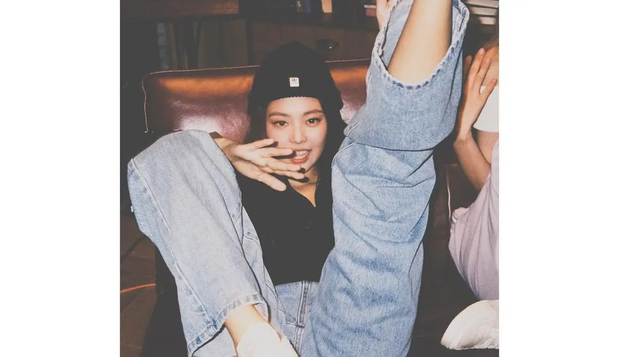 Saat ini akun tersebut sudah diikuti 4,5 juta lebih followers. Sementara di akun utama, ia 79 juta pengikut. [Instagram @lesyeuxdenini]