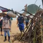 Petugas DLH Banyuwangi tinjau pantai Pulau Merah  terkait penemuan limbah medis di daerah itu ( istimewa)