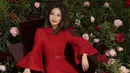 Pemeran Ah Mui di film Shaolin Soccer pada 2001 yakni Zhao Wei. Zhao Wei terlihat awet muda meski berusia 45 tahun. Banyak yang terpesona dengan aura cantiknya Zhao Wei yang kenakan gaun merah. (Liputan6.com/IG/Vicki_zhaowei)