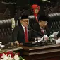 Ketua MPR Zulkifli Hasan saat memberikan pidato dalam Sidang Tahunan MPR RI Tahun 2017 di Gedung Parlemen Senayan, Jakarta, Rabu (16/08). Ketua MPR Zulkifli Hasan meminta bangsa Indonesia mencontoh kehidupan para bapak bangsa. (Liputan6.com/Johan Tallo)