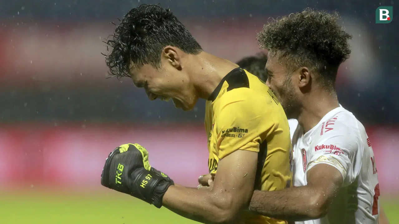 FOTO: Himan Syah Gagalkan 2 Penalti PSIS, PSM Makassar Lolos ke Semifinal Piala Menpora 2021