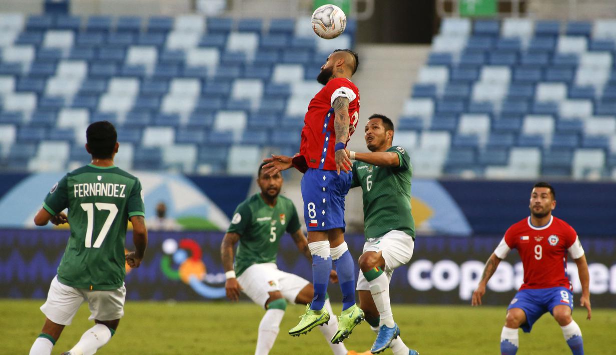 Dua menit sebelum turun minum, peluang emas Chile terjadi ketika Arturo Vidal menanduk bola mengarah ke tengah gawang Bolivia. Lagi-lagi Carlos Lampe melakukan penyelamatan dengan menepis bolanya. Skor 1-0 bertahan hingga jeda. (Foto: AFP/Silvio Avila)