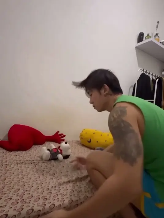 <p>Dalam postingan a day in my life, Rafael memperlihatkan kegiatan dari bangun hingga tidur. Ternyata ia mempunyai kebiasaan langsung merapikan tempat tidur setelah bangun. (Foto: Instagram.com/rafaell_16/)</p>