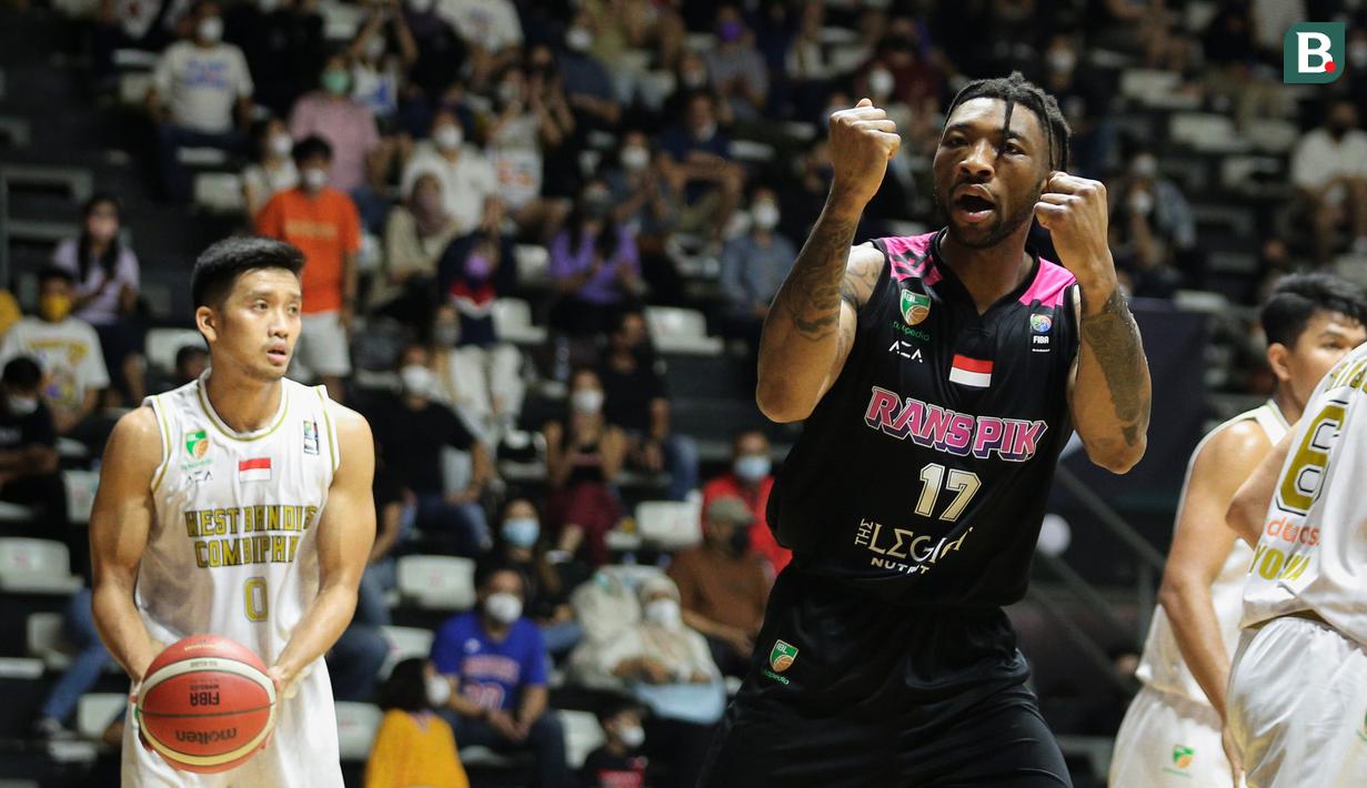 Pemain Rans PIK Basketball, H. Heyward melakukan selebrasi usai mencetak poin saat laga pekan pertama IBL Tokopedia 2022 melawan West Bandits Combiphar Solo di Hall Basket Gelora Bung Karno, Senayan, Sabtu (15/01/2022). (Bola.com/Bagaskara Lazuardi)