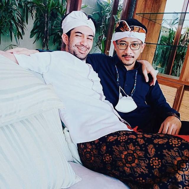 Punya Villa Baru di Bali, Ini 7 Momen Reza Rahadian Jalani Upacara Melaspas