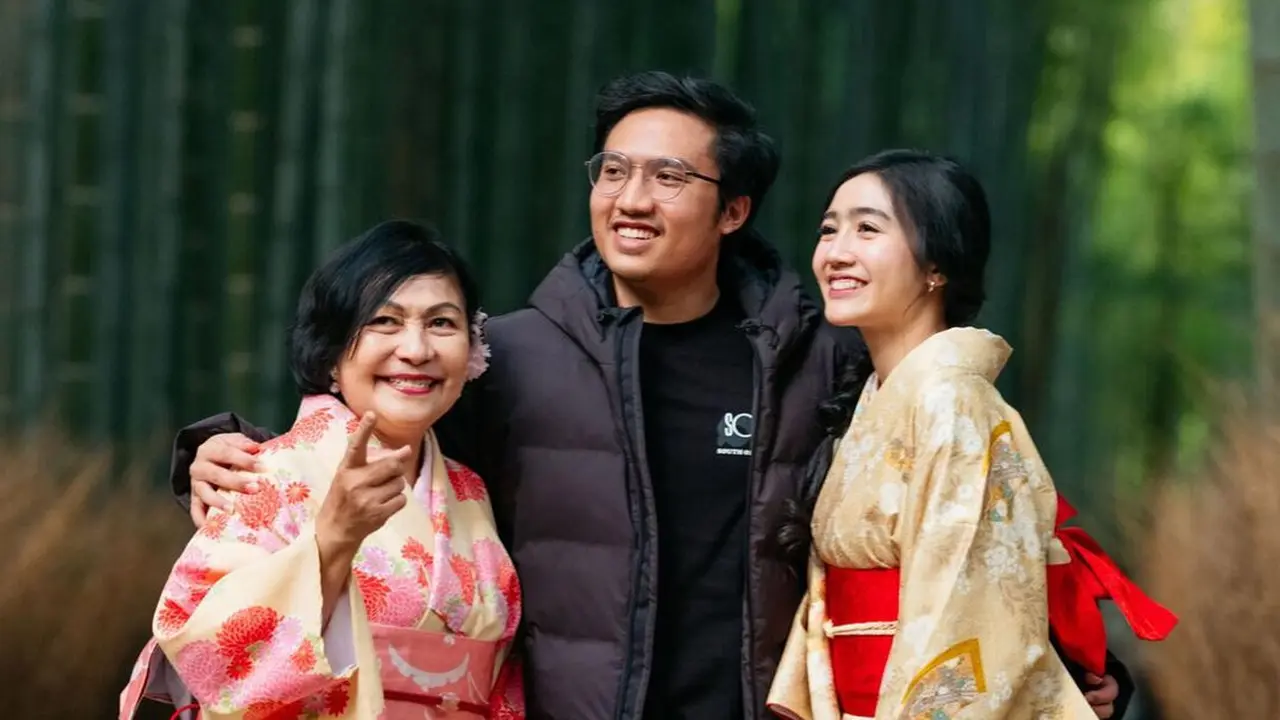 Pakai Kimono, Ini 6 Potret Kompak Febby Rastanty Bereng Keluarga di Jepang