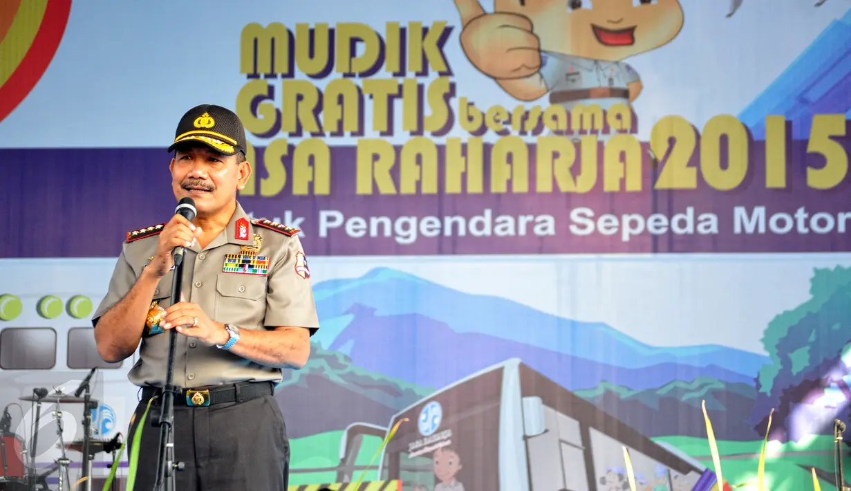 Kapolri Jendral Pol Badrodin Haiti memberi sambutan saat melepas mudik gratis di kawasan Parkir Timur Senayan, Jakarta, Sabtu (11/7/2015). 30.648 pemudik mengikuti mudik gratis yang diselenggarakan Jasa Raharja. (Liputan6.com/Yoppy Renato)