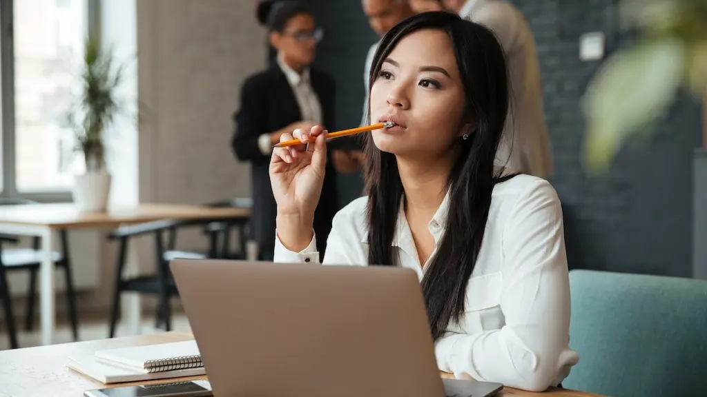 Ilustrasi wanita sedang melamun di tempat kerja. / Freepik by drobotdean