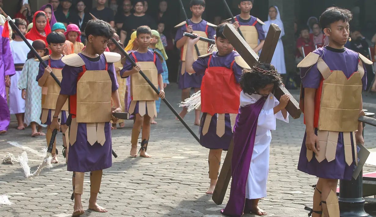 Teaterikal atau drama Tablo Jalan Salib merupakan pengiring ibadat yang menggambarkan kisah sengsara Yesus hingga wafat di kayu salib. (merdeka.com/Arie Basuki)