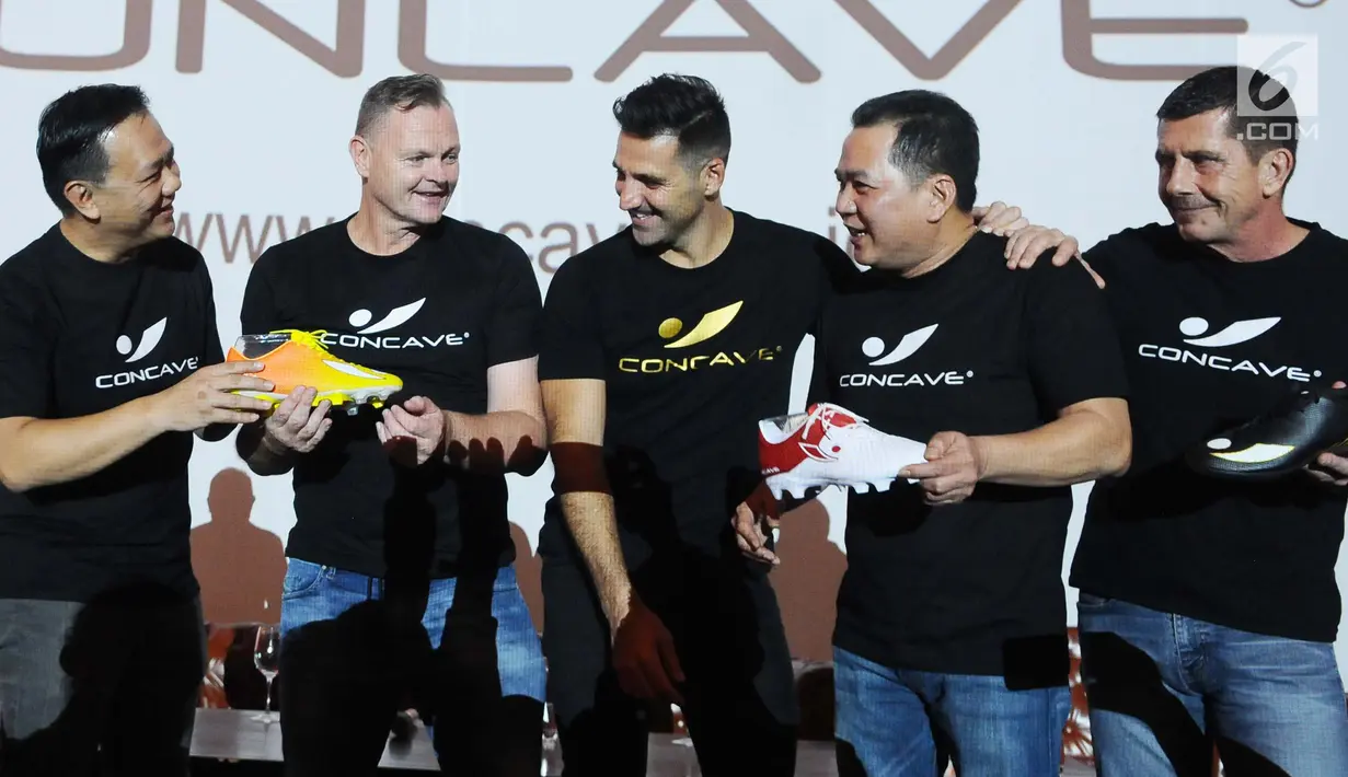 Co-Founder Concave International Andrew Theoklitos   dan Co-owner Concave Sukses Bersama Bruno Saputan saat peluncuran Concave di Jakarta, Jumat (18/1). Concave memiliki teknologi unik yang diberi nama powerstrike. (Liputan6.com/Herman Zakharia)