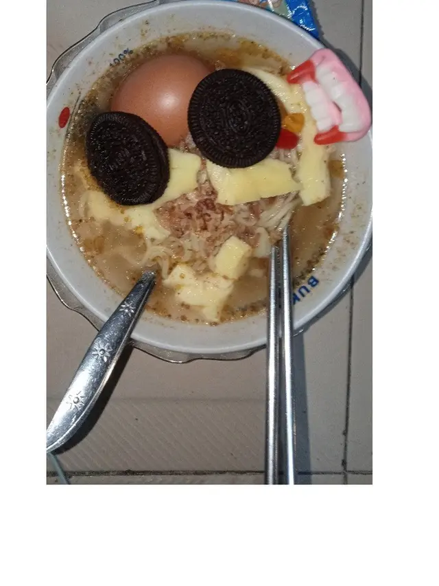 7 Cara Nyeleneh Makan Mi Instan Kuah ala Netizen Ini Bikin Geleng Kepala