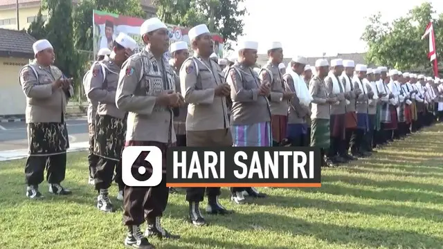 Ratusan anggota Polisi mengikuti upacara peringatan HSN di lapangan Mapolres Jombang. Uniknya, para anggota mengenakan baju dinas kepolisian yang dipadukan dengan sorban, sarung, dan peci yang merupakan ciri khas santri.