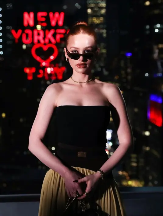 Pemeran Ellen dalam film Sightless, Madelaine Petsch tampil memesona berbalut strapless top dan skirt warna kuning di Tory Burch FW 22. Ia pun melengkapi tampilannya dengan belt dan sunglasses. (Instagram/torburch).